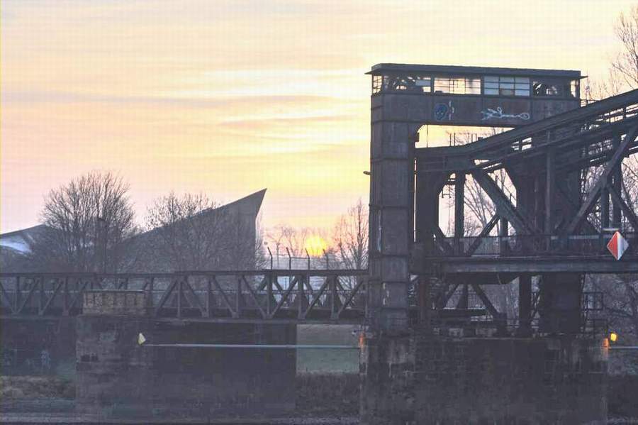 Sonnenaufgang an der Hubbrücke (Archiv Chronik)