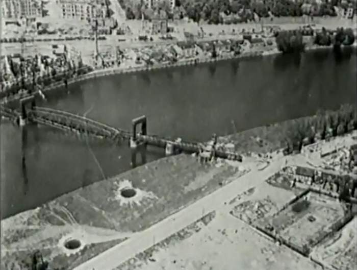 Luftbild der zerstörten Hubbrücke