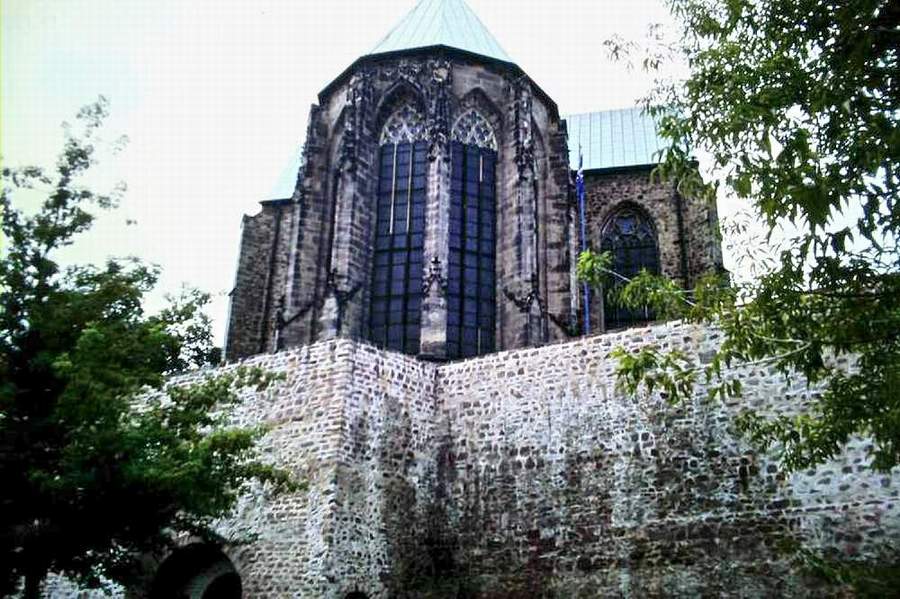 Die Petriekirche an der Stadtmauer (Archiv Chronik)