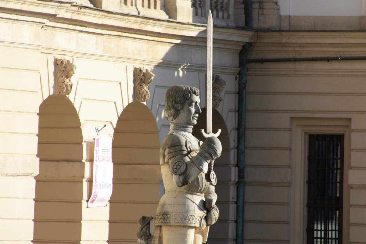 Roland vor dem Rathaus (Archiv Chronik)