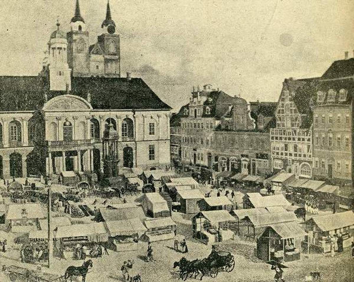 Wochenmarkt vor dem Rathaus (Archiv Chronik)