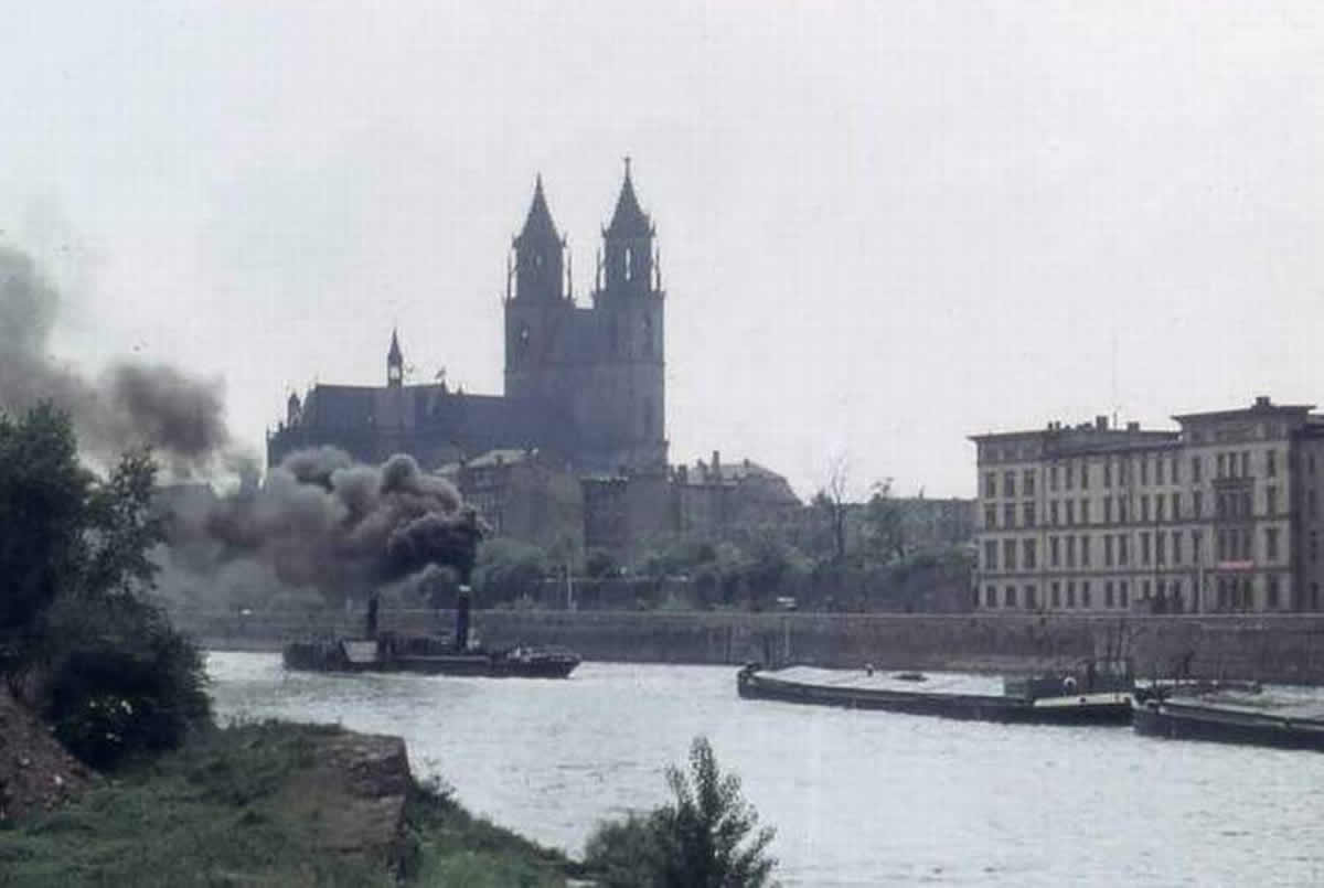 Dampfschiff auf der Elbe (Archiv Chronik)