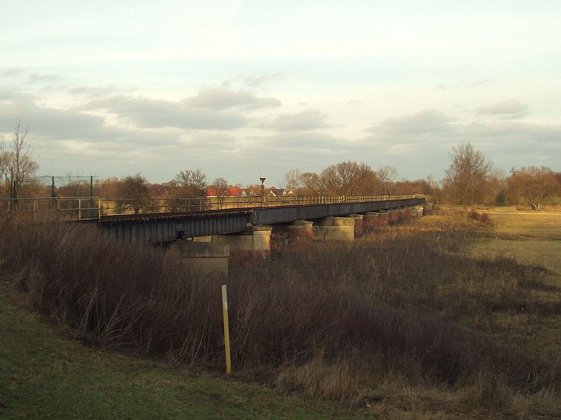 Die alte Eisenbahnbrücke der Kanonenbahn (Foto: Wieland Schulze)