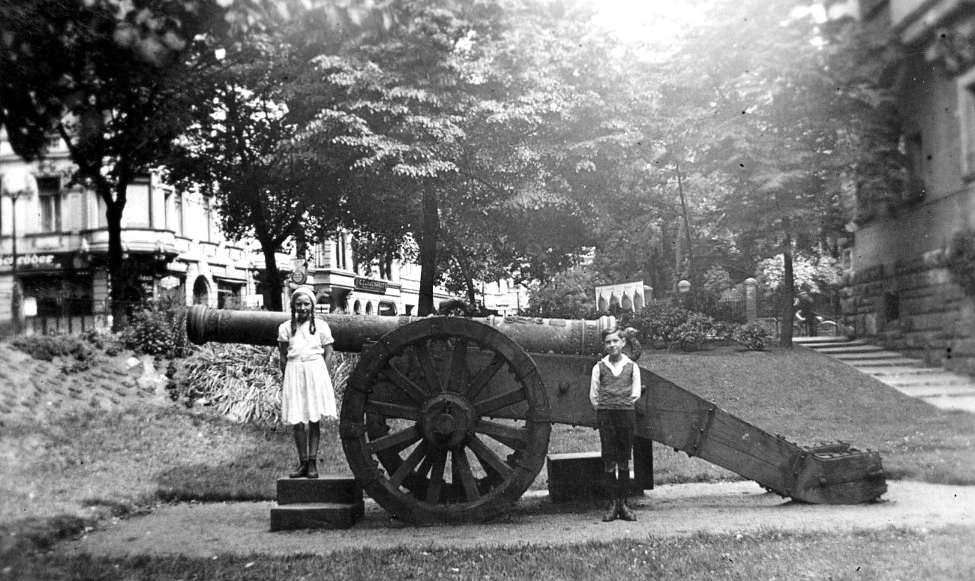 Kanone vor dem Museum um 1934 (Foto: Karl-Heinz Blumenthal, North Carolina)