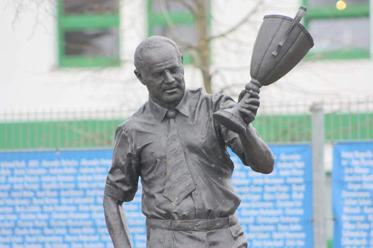 Das Denkmal zu Ehren von Heinz Krügel am Stadion (Archiv Chronik)