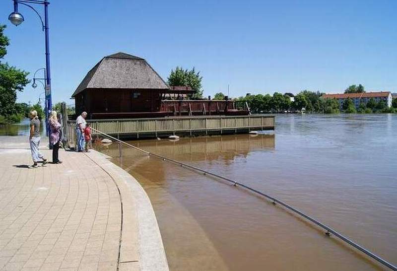 Die Schiffsmühle beim Hochwasser 2002 (Foto: Günther Herzger, Magdeburg)
