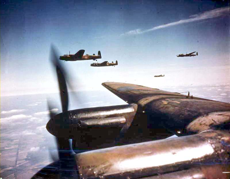 Lancaster-Bomber im Anflug zu einem Agriff (Foto: Wikipedia)