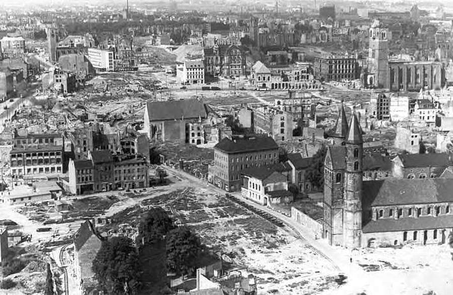 Blick vom Dom auf die zerstörte Stadt (Archiv Chronik)