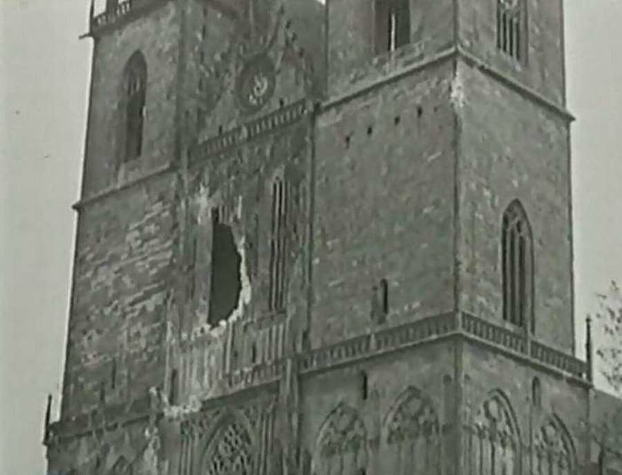 Bombentreffer in der Westfassade des Dom(Archiv Chronik)