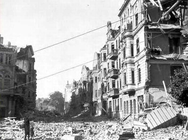 Die heute nicht mehr existierende Ludolfstraße nach einem Bombenangriff