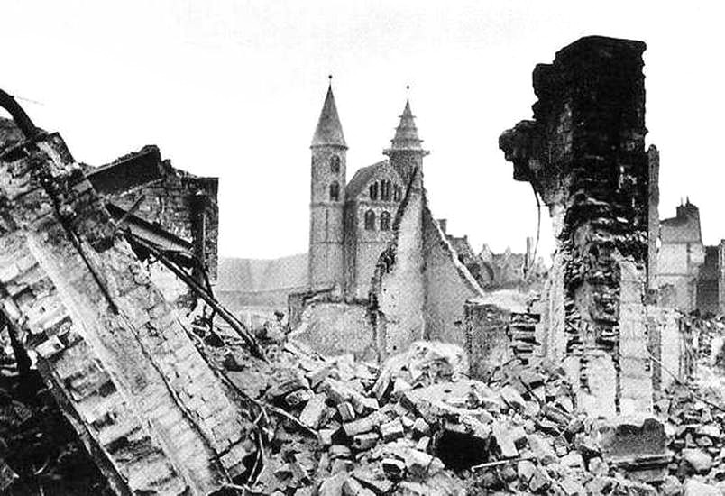 Die Klosterkirche inmitten von Ruinen (Archiv Chronik)