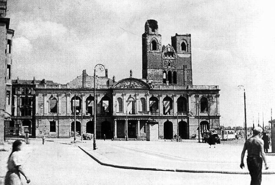 Ruine des Rathaus und der Johanniskirche (Archiv Chronik)