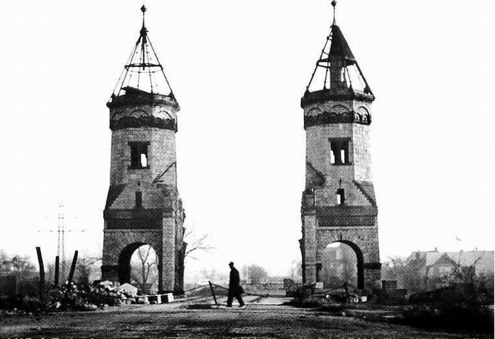 Reste der zerstörten Hindenburgbrücke (Archiv Chronik)