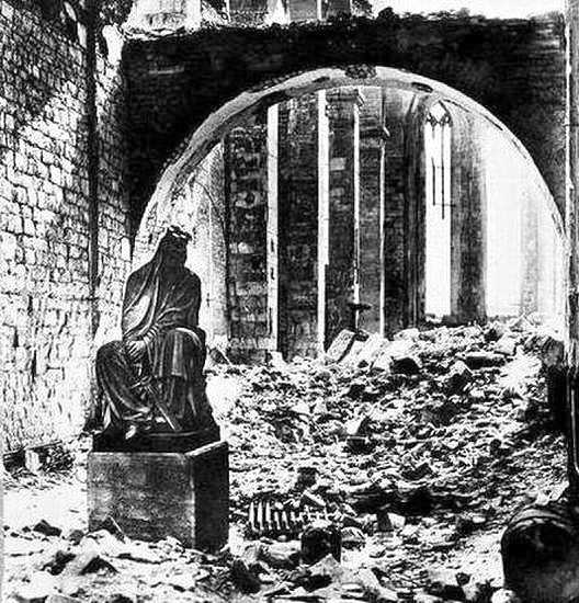 Die unversehrte Trauernde Magdeburg in der vollständig zerstörten Johanniskirche (Archiv Chronik)