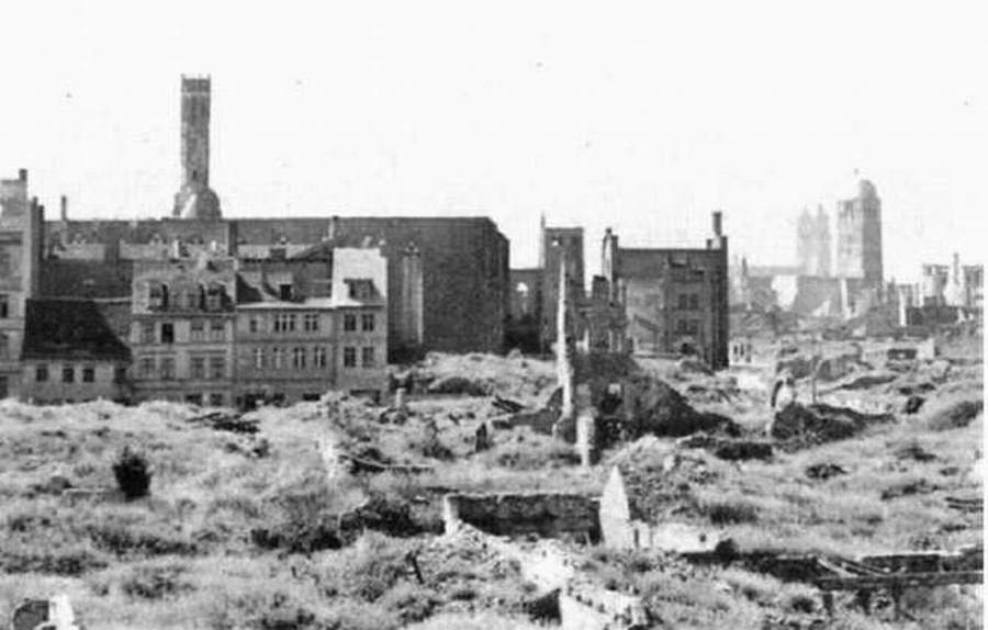 Die zerstörte Altstadt, links die Wallonerkirche