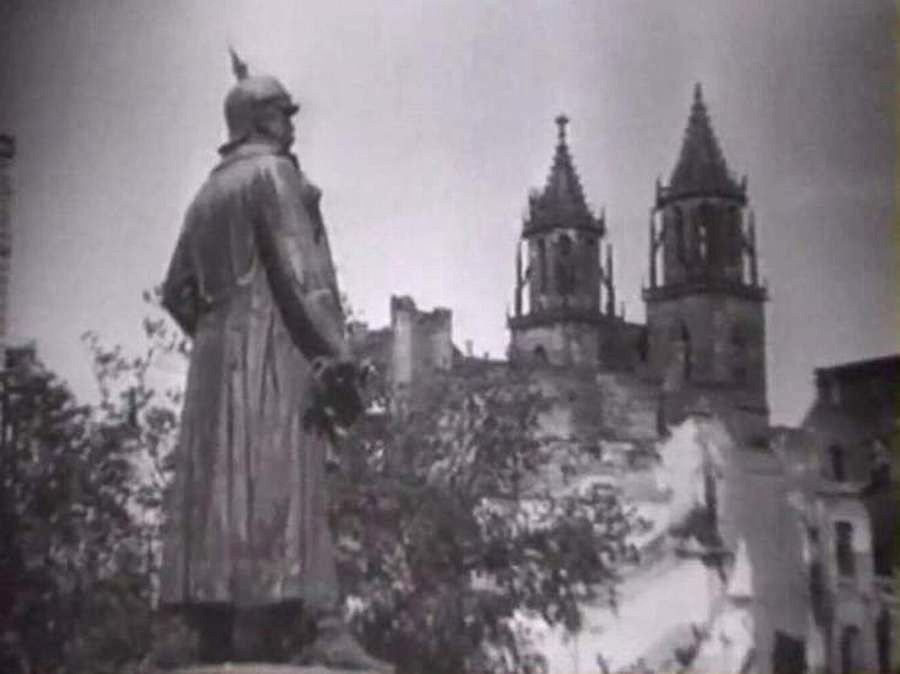 Das Bismark-Denkmal inmitten der Ruinen, nach dem Krieg wurde es demontiert (Archiv Chronik)