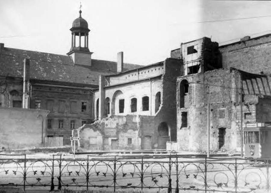 Ruinen hinter dem Rathaus (Archiv Chronik)