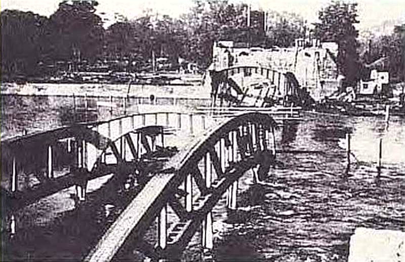 Reste der zerstörten Sternbrücke (Archiv Chronik)
