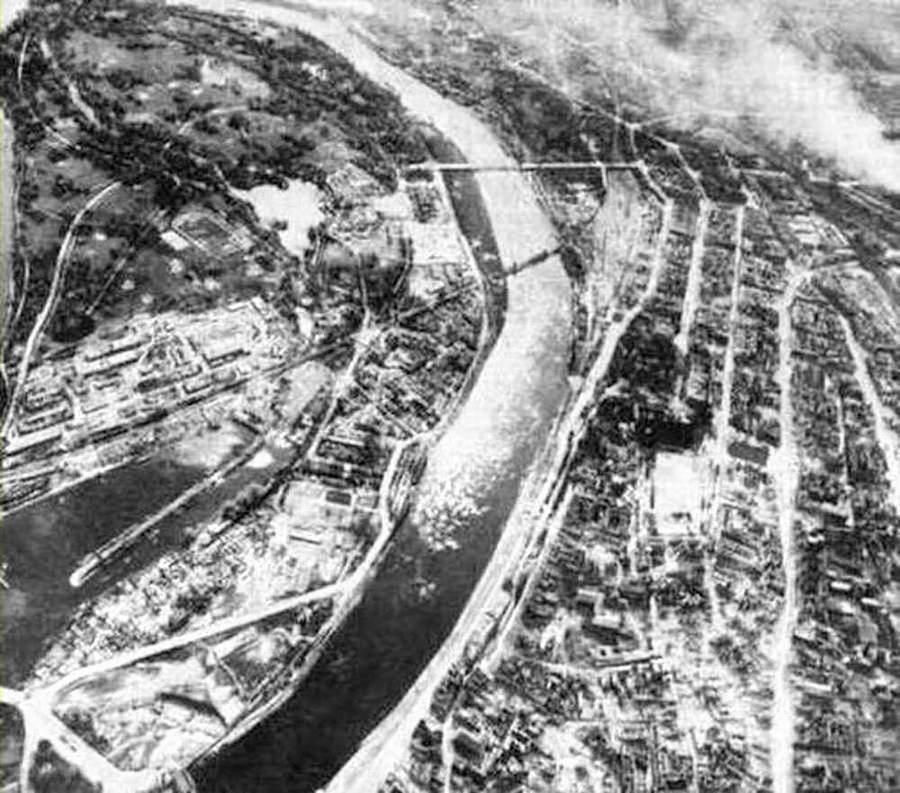 Luftbild von den Zerstörungen im Stadtpark und der Altstadt (Archiv Chronik)