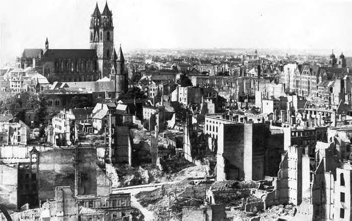 Der Dom inmitten der zertsörten Stadt (Archiv Chronik)