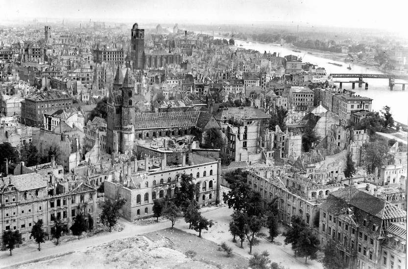 Blick über das zerstörte Magdeburg mit dem Knattergebirge (Archiv Chronik)