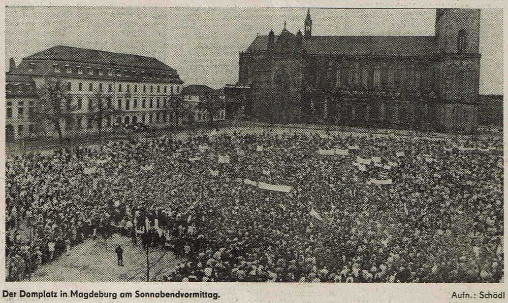 Magdeburger Domplatz am 04. November 1989 (Volksstimme vom 06. November 1989)